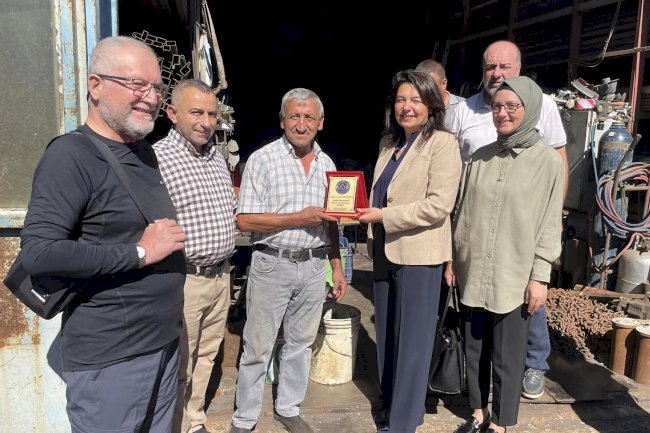 İskenderoğlu’ndan esnafa plaket 