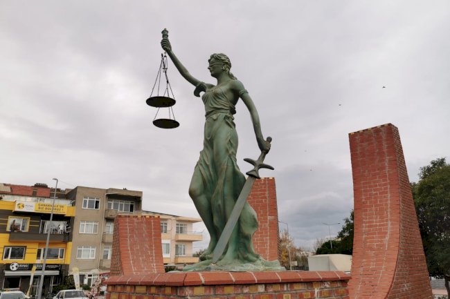 Adalet heykeli onarıldı