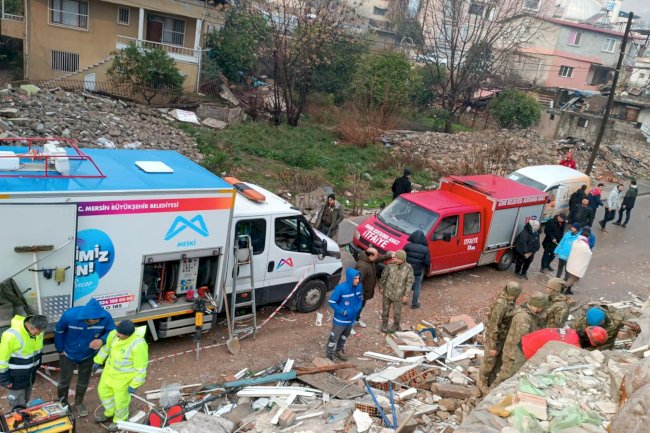 Ezine Belediyesi ekipleri deprem bölgesinde