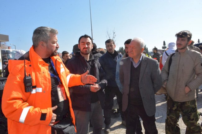 Deprem bölgesinde var güçleriyle çalıştılar