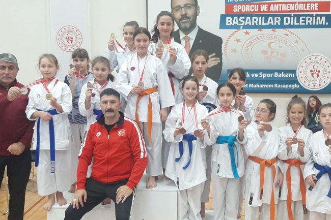 Karate Sporcuları Madalyalarla Gururlandırdı