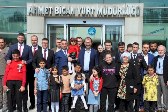 Depremzede Ailelerle Bayramlaştı