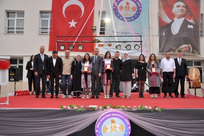 Biga’da Öğrenciler Mezun Oldu