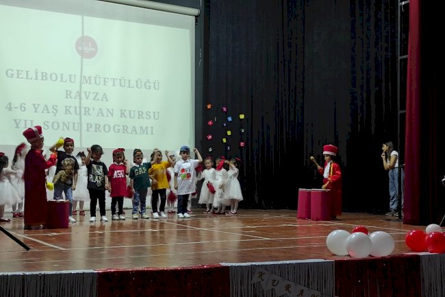Gelibolu’da Miniklerin Gösterisi Alkış Tufanına Tutuldu