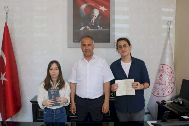 Genç Yazarlar Kitaplarını Bilen’e Hediye Etti