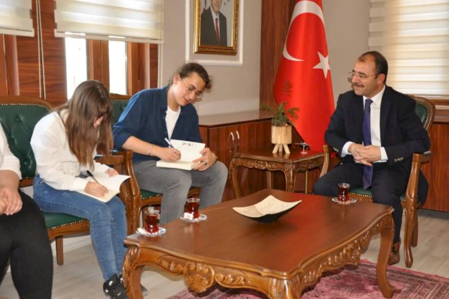 Biga’da Genç Yazarlar Kitaplarını Tanıttı