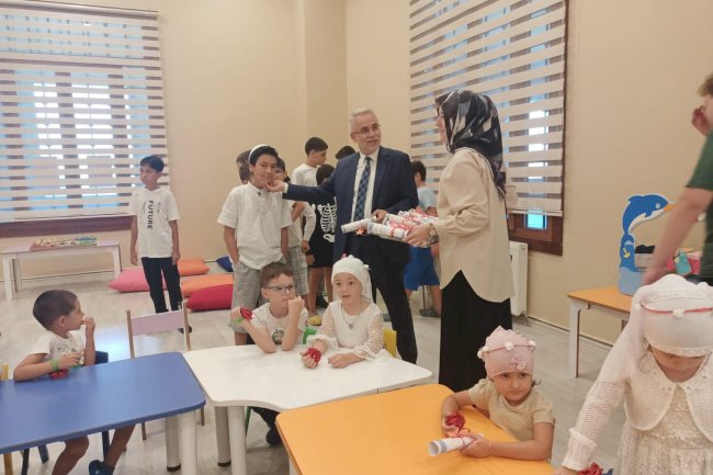 Bilgiç kuran kursu kapanış törenine katıldı
