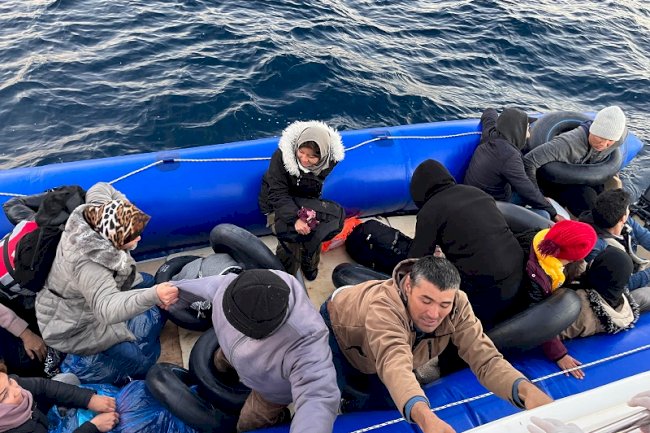 Denizde sürüklenen göçmenler ölümle burun buruna geldiler