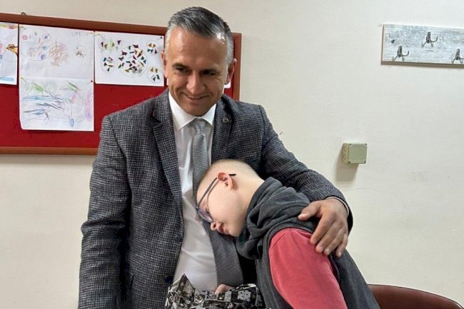 Okulda öğrencilerle buluştu