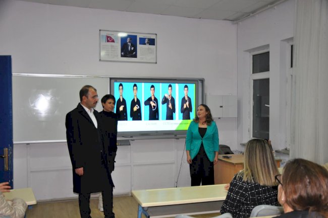 Kamu personeli İşaret Dili Kursu’na katılıyor
