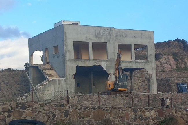 Behram Köyü'nde kaçak yapılar yıkıldı