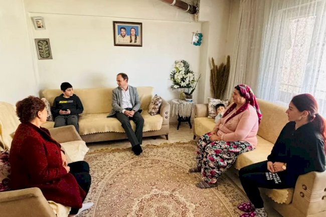 Kaymakam Sak, ailelere misafir oluyor
