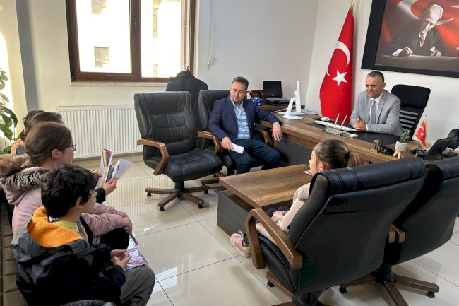 ATATÜRK İLKOKULU ÖĞRENCİLERİ İLÇE MİLLİ EĞİTİM MÜDÜRÜNÜ ZİYARET ETTİ