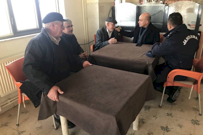 Köylerde vatandaşları dinliyor