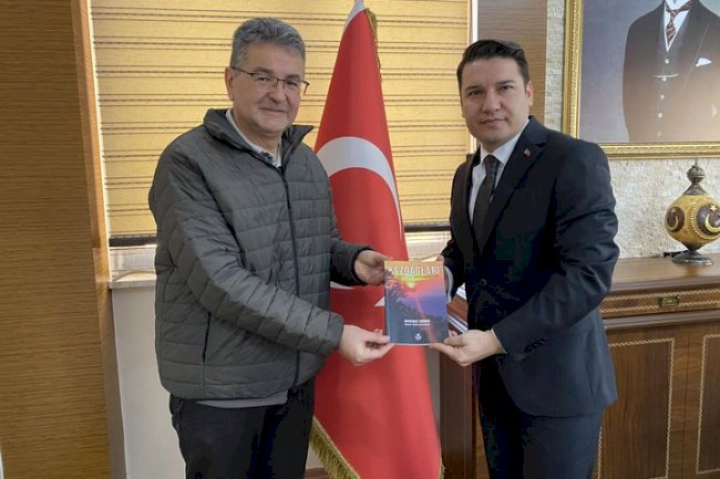 AKKAN, “KAZDAĞLARI” ADLI KİTABINI HEDİYE ETTİ