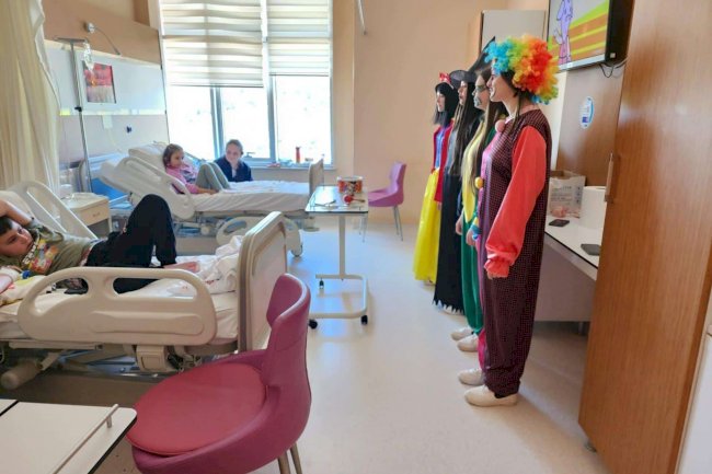 ​​​​​​​Öğrencilerden hastanede yatan çocuklara moral ziyareti