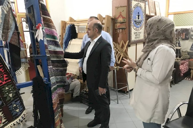KURSTA ÜRETİLEN HALI VE KİLİMLERİ İNCELEDİ