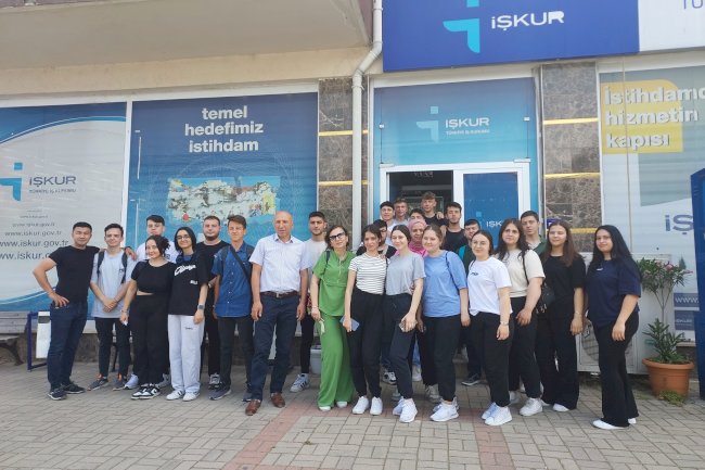 Öğrenciler işverenlerle görüşüyor