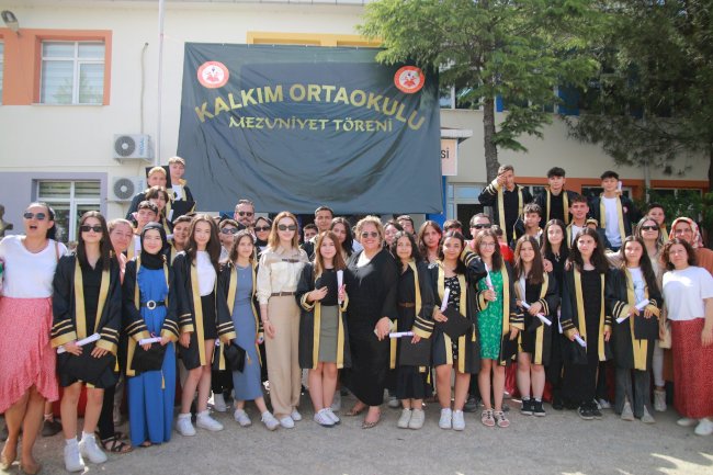 Öğrenciler kep fırlattı