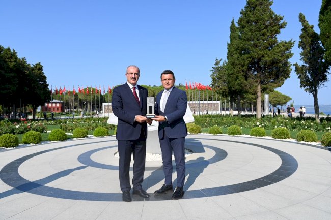 Vali Toraman Şehitler Abidesi’ni ziyaret etti