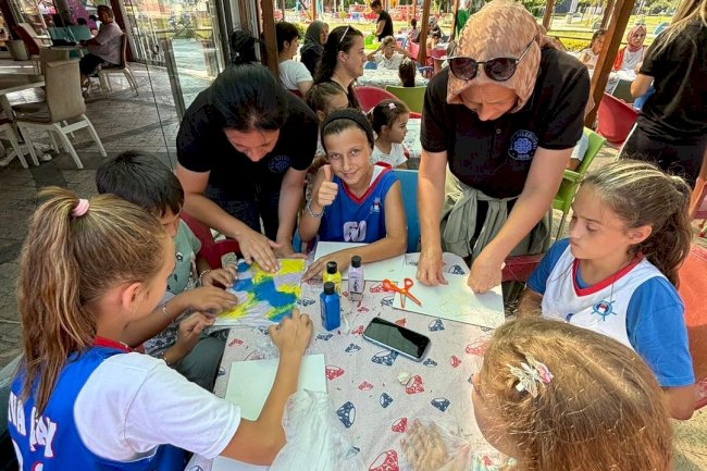 Anne ve Çocuklar Yaratıcılığın Keyfini Çıkarıyor