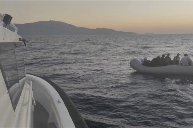 Ayvacık’ da 17 göçmen kurtarıldı