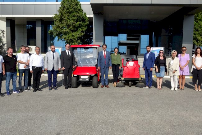 ÇOMÜ'ye 2 elektrikli araç teslimi yapıldı
