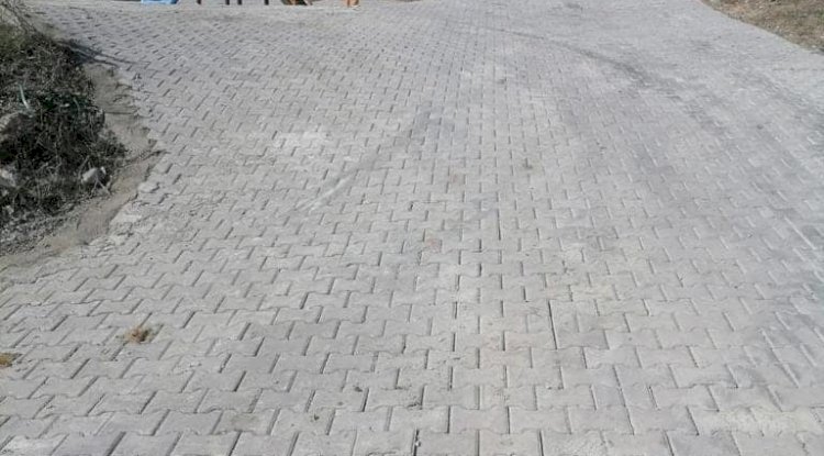 Bir köye daha parke taş döşendi (21.09.2022)