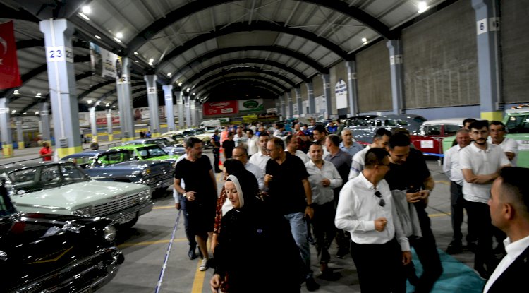 Turan ve İskenderoğlu, klasik otomobil sergisini inceledi 