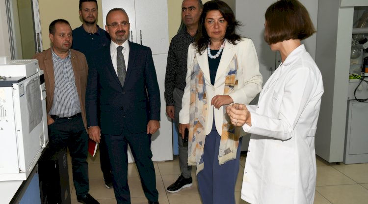 Laboratuvarları gezdi, çalışmaları inceledi 