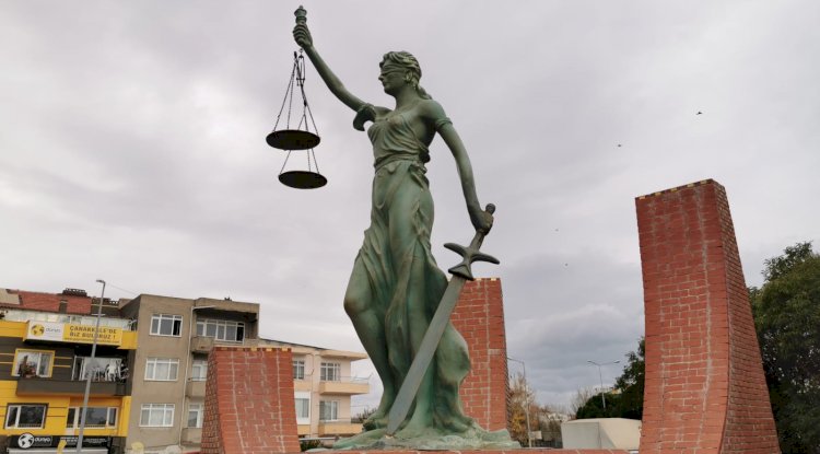 Adalet heykeli onarıldı