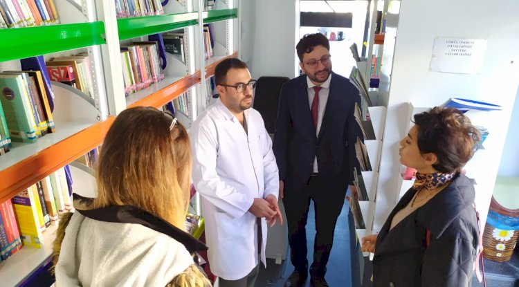 Gezici kütüphaneyi inceledi 