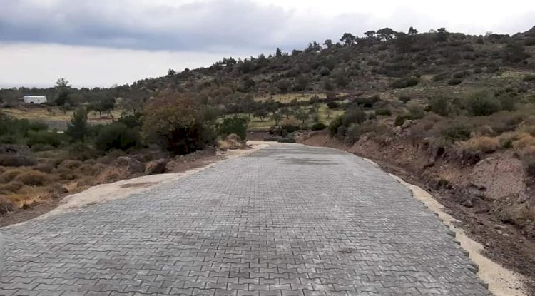 Köy yollarına parke taşı döşeniyor