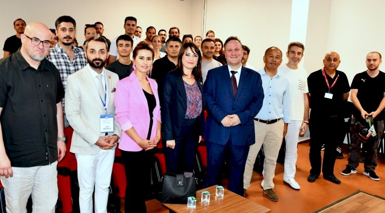 ÇOMÜ’de kariyer konulu konferans yapıldı