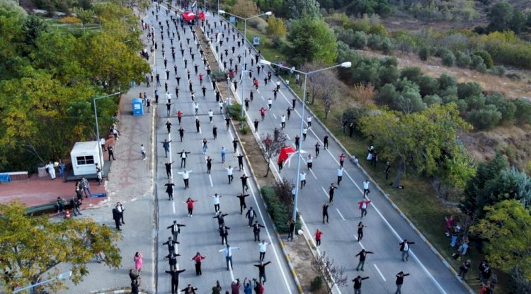 Cumhuriyet’in 100’üncü yılında 2023 kişilik zeybek gösterisi