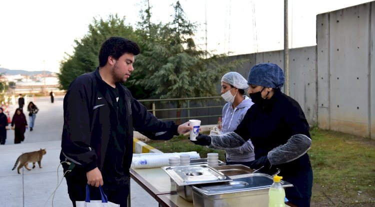 Belediye öğrencilere sıcak çorba ikram ediyor