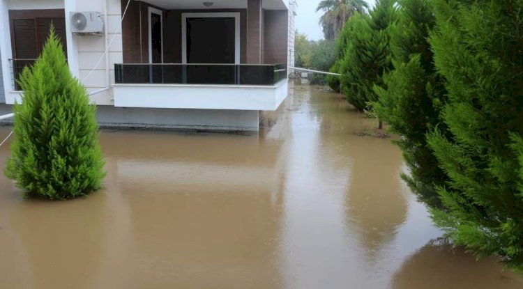 Ev ve işyerlerini su bastı