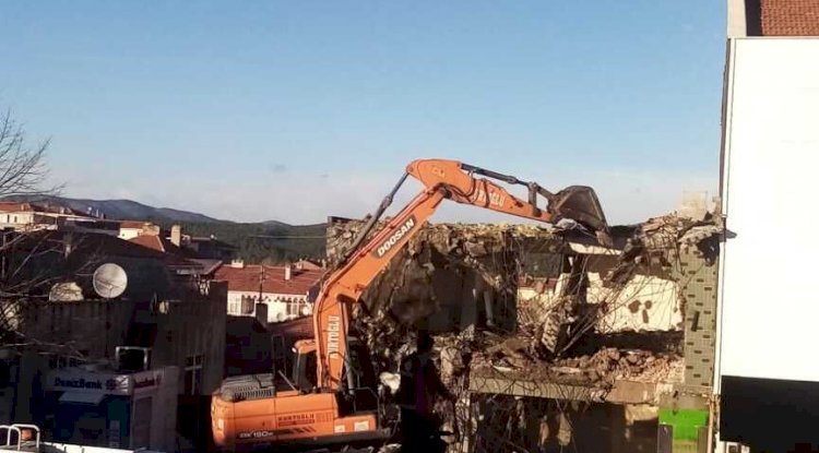 Yenice Öğretmen Evi binası yıkıldı
