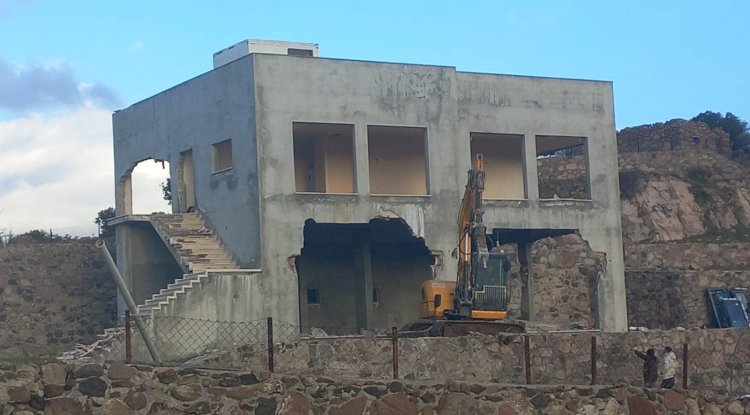 Behram Köyü'nde kaçak yapılar yıkıldı