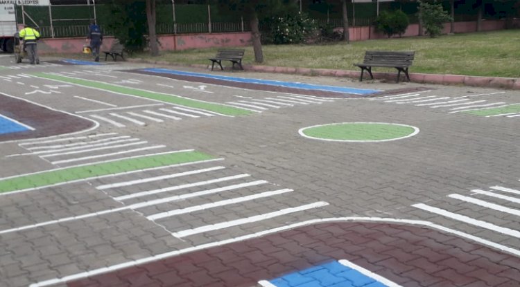 Okul bahçesi trafik eğitim alanı şeklinde boyandı