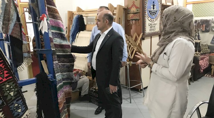 KURSTA ÜRETİLEN HALI VE KİLİMLERİ İNCELEDİ