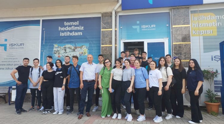 Öğrenciler işverenlerle görüşüyor