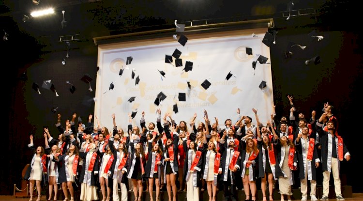 Öğrenciler kep fırlattı