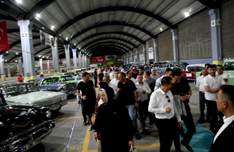 Turan ve İskenderoğlu, klasik otomobil sergisini inceledi 