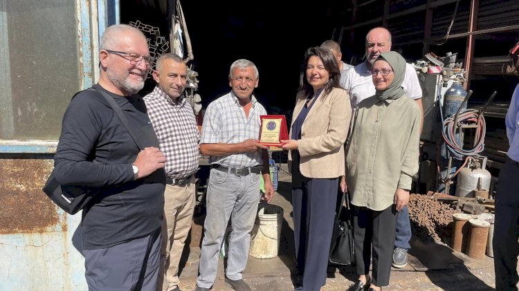 İskenderoğlu’ndan esnafa plaket 