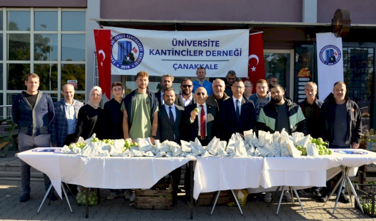 ÇOMÜ’de öğrencilere elma ikramı