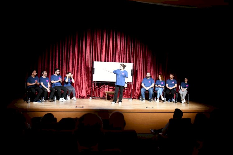 Çanakkale’de Tiyatro Gösterileri İzleyenleri Kahkahaya Boğdu