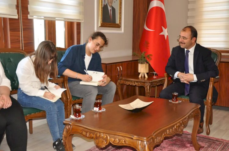 Biga’da Genç Yazarlar Kitaplarını Tanıttı