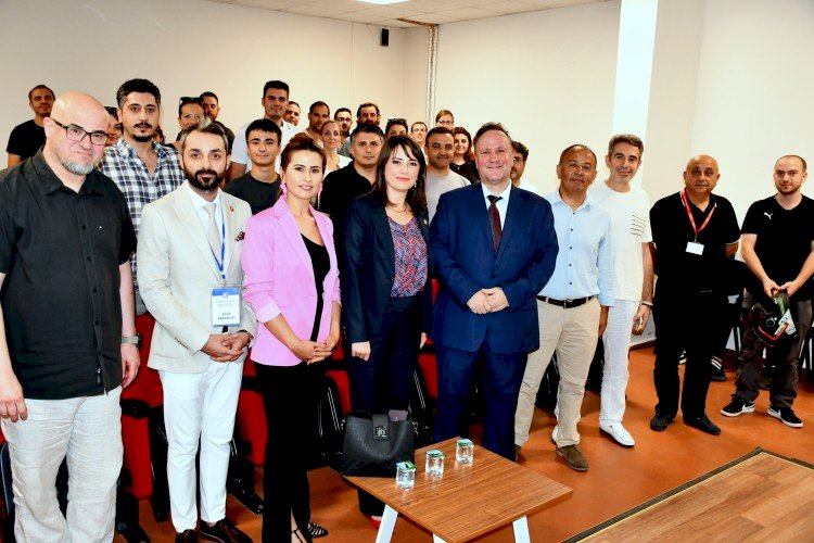 ÇOMÜ’de kariyer konulu konferans yapıldı