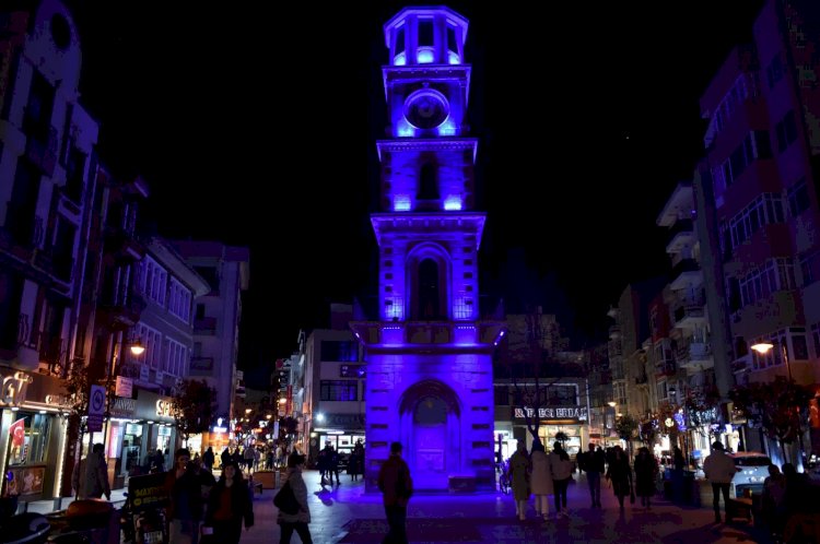 Kent sembolleri mavi renkte ışıklandırıldı